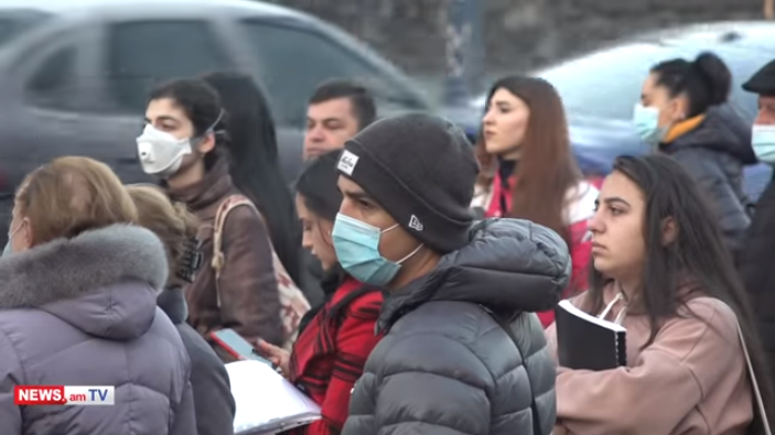 İrəvanda daha bir ETİRAZ AKSİYASI: Minlərlə insan dayanacaqlarda qaldı – VİDEO İrəvanda daha bir ETİRAZ AKSİYASI: Minlərlə insan dayanacaqlarda qaldı – VİDEO