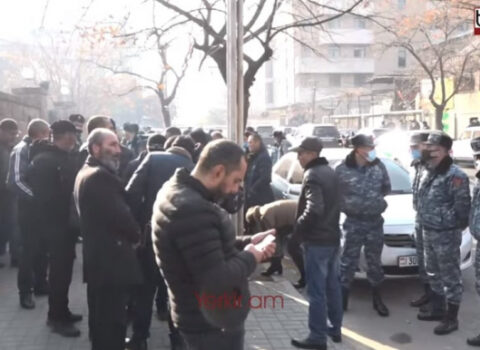Ermənistanda aksiya davam edir: Etirazçılar Simonyanla görüş tələbində İSRARLIDIR – VİDEO