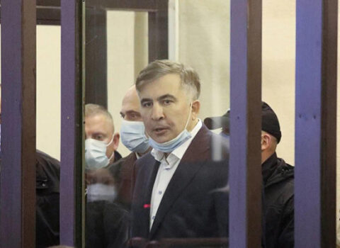 Saakaşvili zor gücünə həbsxanaya QAYTARILDI