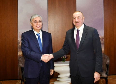 Tokayev İlham Əliyevi TƏBRİK ETDİ