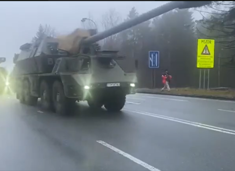 Slovakiyanın artilleriya divizionları Polşadan keçərək Latviyaya doğru hərəkət edir – VİDEO