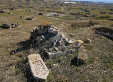 Hadrutda evlərin zirzəmisində azərbaycanlılara məxsus qəbir daşları aşkarlandı