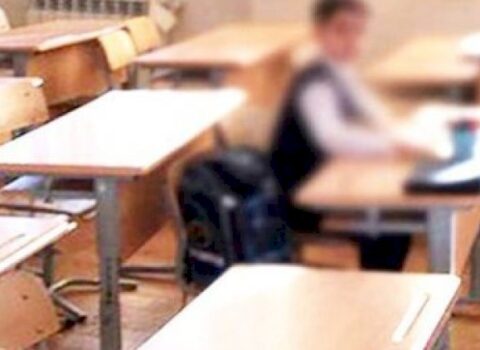 Azərbaycanda şagird şalvarını çıxardıb sinif yoldaşlarını təhqir etdi – Məktəbə bıçaqla gəlir