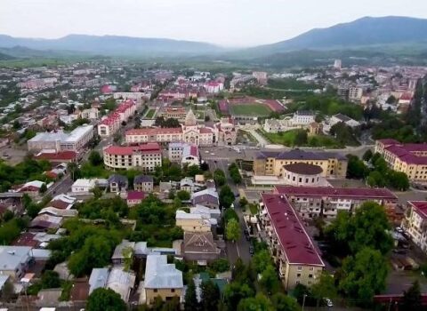 Qarabağda “arsax”ın əski parçası ilə yanaşı Fransa bayrağı dalğalanır – FOTO