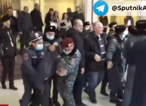 İrəvanda GƏRGİNLİK: Aksiya iştirakçıları Ermənistan XİN-in binasına girdi – VİDEO