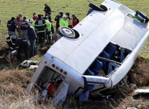 Türkiyədə güləşçiləri daşıyan mikroavtobus aşdı – Ölən və yaralananlar var