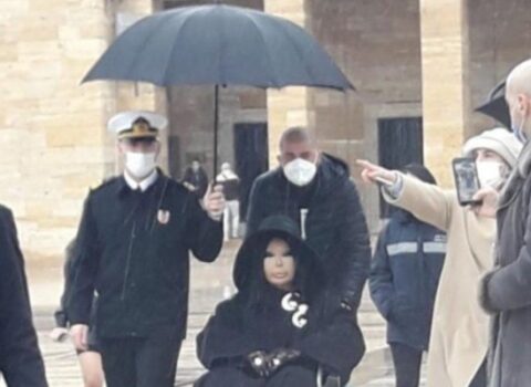 Bülent Ersoy üçün çətir tutan komandan vəzifəsindən AZAD OLUNDU