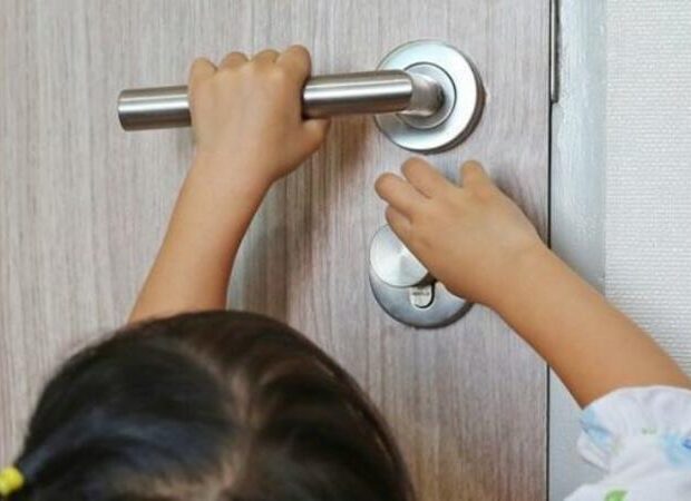 Bağlı qapı arxasında qalan azyaşlılar xilas edildi