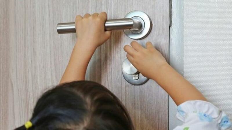 FHN qapı arxasında qalan uşaqları xilas etdi