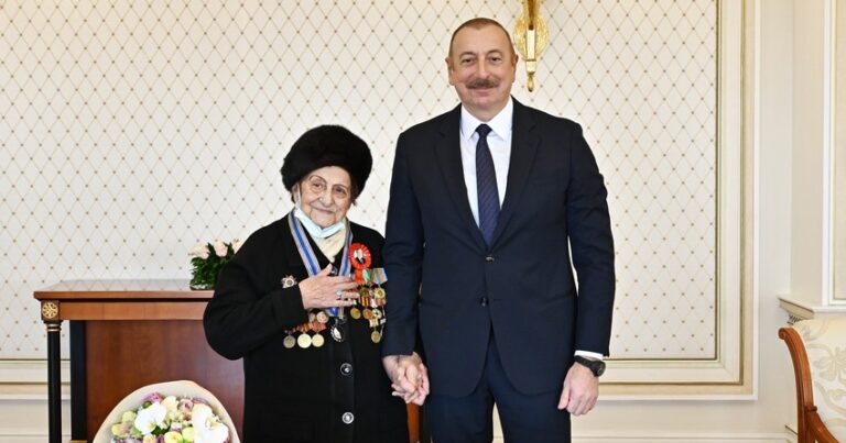 Prezident Fatma Səttarovaya “İstiqlal” ordenini təqdim etdi – FOTOLAR + YENİLƏNİB Prezident Fatma Səttarovaya “İstiqlal” ordenini təqdim etdi – FOTOLAR + YENİLƏNİB
