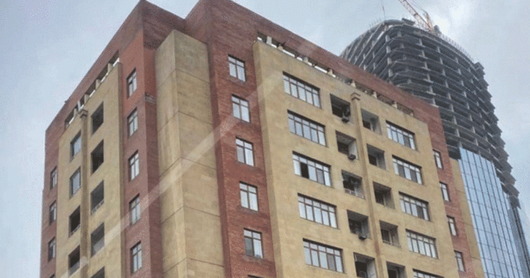 Bakıda Zəfər abidəsi kompleksi ilə bağlı çoxmərtəbəli bina dövlət sifarişi əsasında sökülür Bakıda Zəfər abidəsi kompleksi ilə bağlı çoxmərtəbəli bina dövlət sifarişi əsasında sökülür