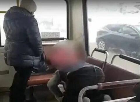 Sürücü avtobusda namaz qıldı – VİDEO