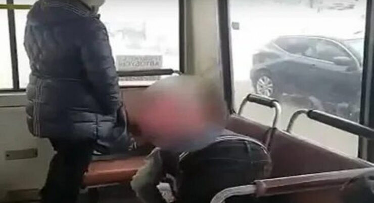 Sürücü avtobusda namaz qıldı – VİDEO Sürücü avtobusda namaz qıldı – VİDEO