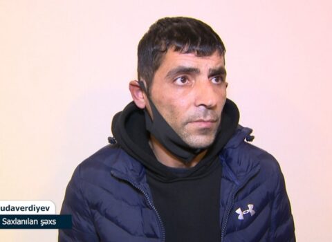 Dəmiryolu stansiyasında ahıl kişinin başına daşla vurub pulunu ələ keçirdi – VİDEO