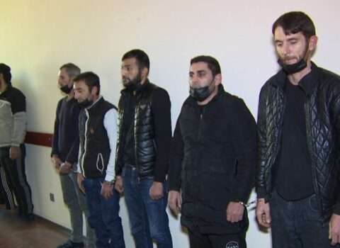 Bakıda hədə-qorxu gələrək adamlara heroin satdıran narkobaron saxlanıldı – VİDEO