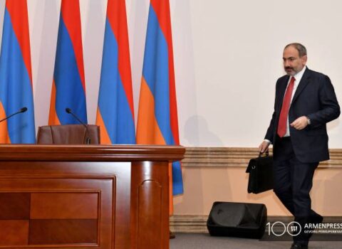 Paşinyanın yanında gəzdirdiyi qara çamadanın SİRRİ – VİDEO