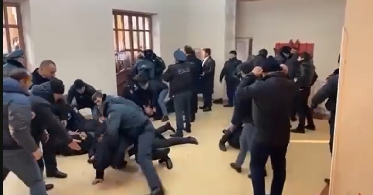Ermənistanda polislə etirazçılar arasında DAVA – VİDEOLAR Ermənistanda polislə etirazçılar arasında DAVA – VİDEOLAR