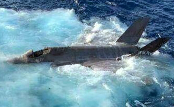 Qəzaya uğrayan F-35 suyun üzərində 