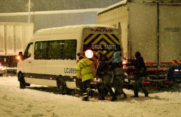 Qar İstanbulda həyatı iflic etdi – FOTOLAR Qar İstanbulda həyatı iflic etdi – FOTOLAR