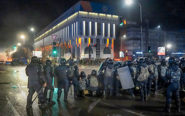 Almatıda aksiyaçılar barrikada qurdular – ÖLƏNLƏR VAR Almatıda aksiyaçılar barrikada qurdular – ÖLƏNLƏR VAR