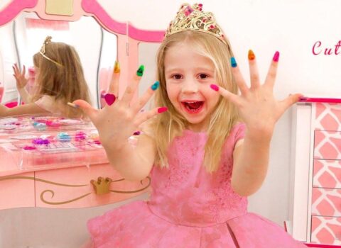 7 yaşlı rus qız Yutubdan 28 milyon dollar qazandı