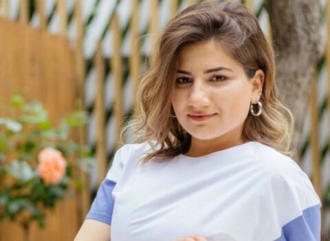 Paşinyanın qızı yolka qarşısında kimi öpdü? – FOTO