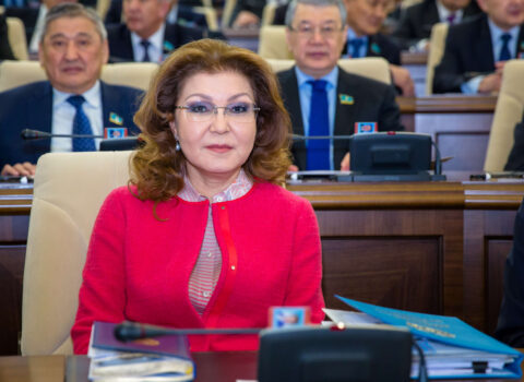 Nursultan Nazarbayevin qızı deputatlıqdan İSTEFA VERDİ