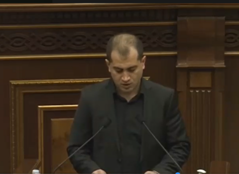 Paşinyanın deputat qohumu andiçmə mətnini üzündən oxumaqda çətinlik çəkdi – VİDEO