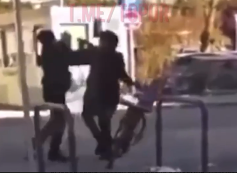 Avstriyadan DƏHŞƏTLİ KADRLAR – Erməni küçədə yaşlı qadını bıçaqladı – VİDEO