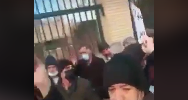 Təbrizdə təqaüdçülər növbəti dəfə etiraz aksiya keçirdilər – VİDEO Təbrizdə təqaüdçülər növbəti dəfə etiraz aksiya keçirdilər – VİDEO
