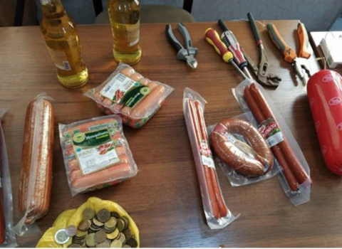 Qapını sındırıb kolbasa, içki və siqaret oğurladılar — FOTOLAR