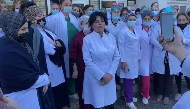 “Azərsu-tikinti” xəstəxanasının işçiləri səhiyyə müəssisəsinin bağlanmasına etiraz edir – VİDEO “Azərsu-tikinti” xəstəxanasının işçiləri səhiyyə müəssisəsinin bağlanmasına etiraz edir – VİDEO