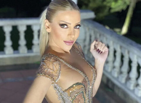 Məşhur modelyerin lələklərdən hazırladığı libas və çantanı lağa qoydular – FOTO