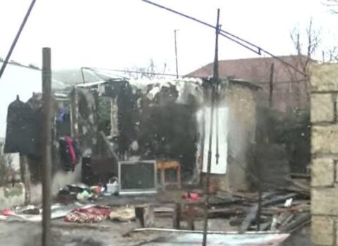 Sumqayıtda ikiotaqlı ev əşyaları ilə birlikdə yanaraq kül oldu – VİDEO