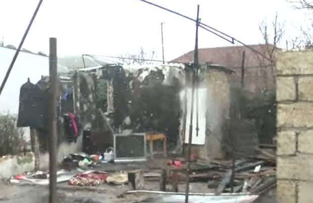 Sumqayıtda ikiotaqlı ev əşyaları ilə birlikdə yanaraq kül oldu – VİDEO