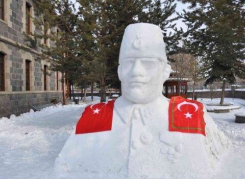 Naxçıvanı daşnaklardan xilas edən Kazım Qarabəkir paşaya qardan heykəl qoyuldu – FOTOLAR