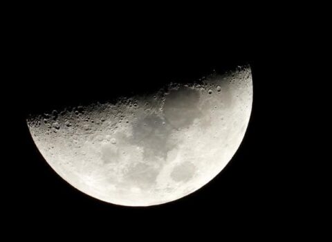 Çinli alimlər Ayda su tapdılar