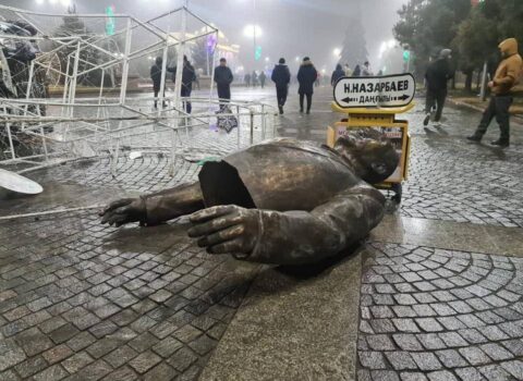 Etirazçılar Nursultan Nazarbayevin heykəlini yıxdılar – FOTO/VİDEO