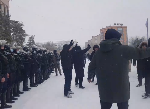 Qazaxıstanın Aktobe şəhərində polis xalqın tərəfinə keçdi – VİDEO