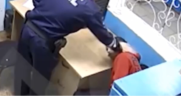 Rusiyada dəhşətli hadisə: Polis sərxoş sürücünü döyərək öldürdü – VİDEO Rusiyada dəhşətli hadisə: Polis sərxoş sürücünü döyərək öldürdü – VİDEO