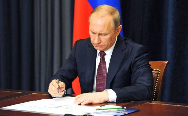 Putindən FƏRMAN: Rusiyadan 10 min dollardan artıq valyutanın ixracı qadağan olundu