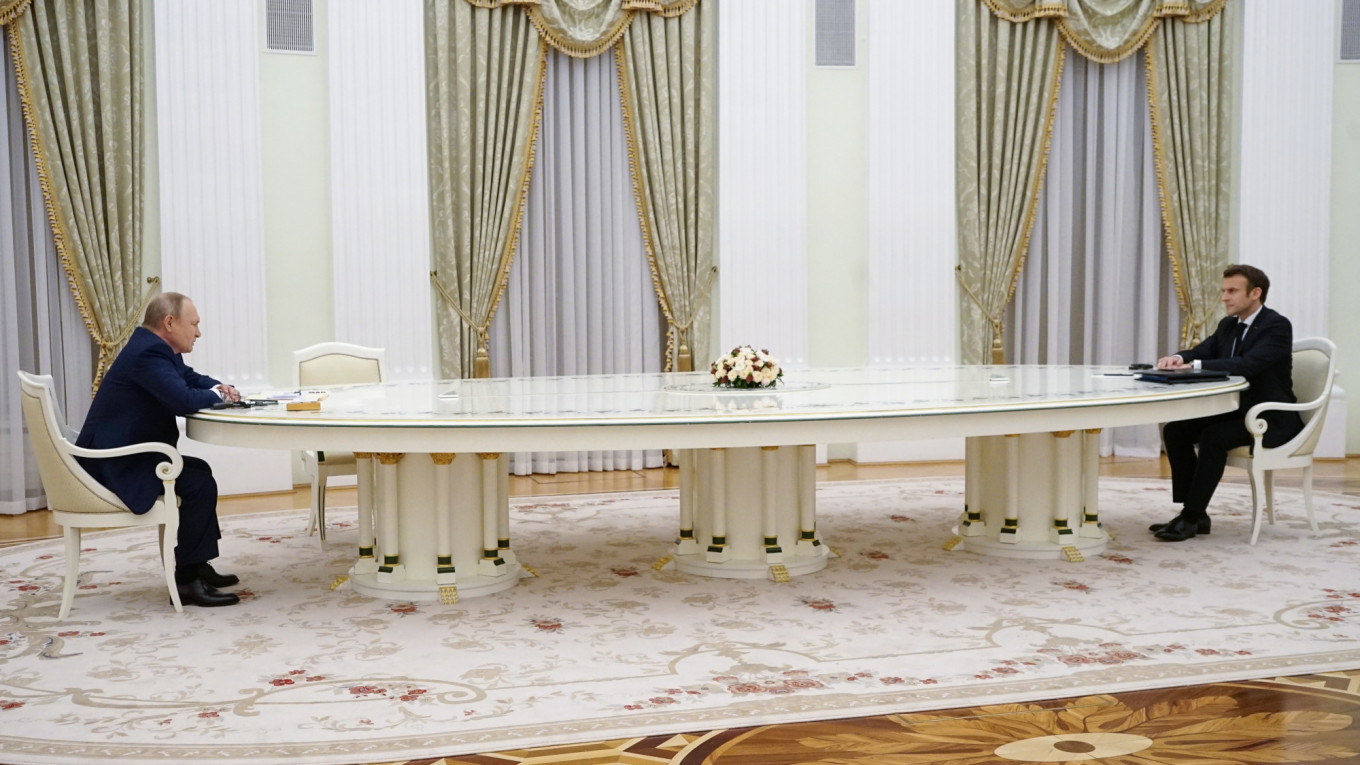 Putinin nəhəng masası: Güc nümayişi, yoxsa paranoya?