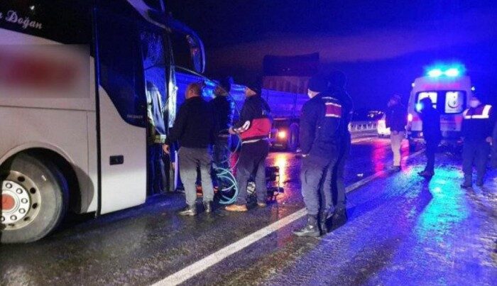 Türkiyədə ağır yol qəzası: ölən və yaralılar var Türkiyədə ağır yol qəzası: ölən və yaralılar var
