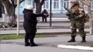 Ukraynalı qadın rus əsgərinə belə üsyan etdi – VİDEO