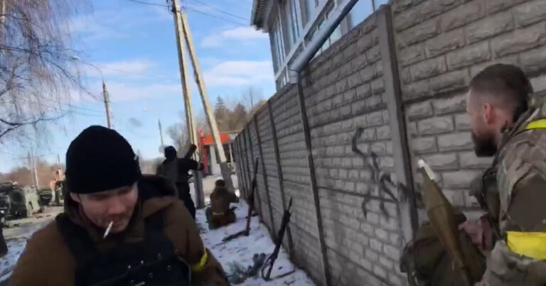 Yaqindan porno tomosha qiling