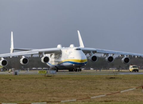 Dünyanın ən nəhəng təyyarəsi Danimarkaya uçdu – VİDEO