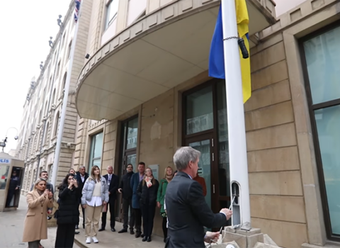 Britaniyanın Azərbaycandakı səfiri Ukrayna bayrağını binaya belə asdı – VİDEO