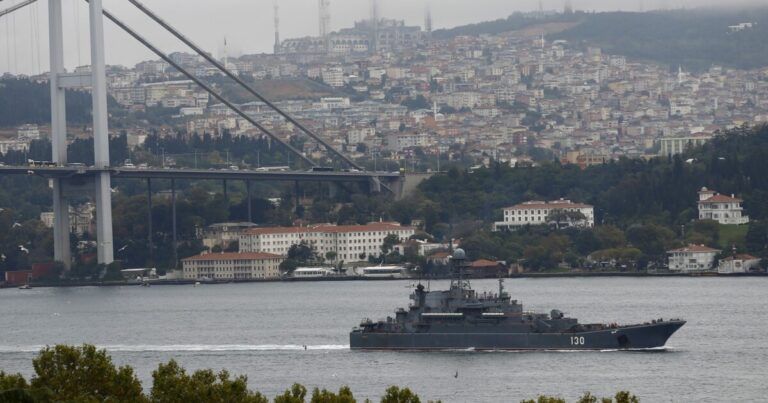 Türkiyə Rusiya döyüş gəmiləri üçün Bosfor boğazını bağlamaqdan imtina etdi