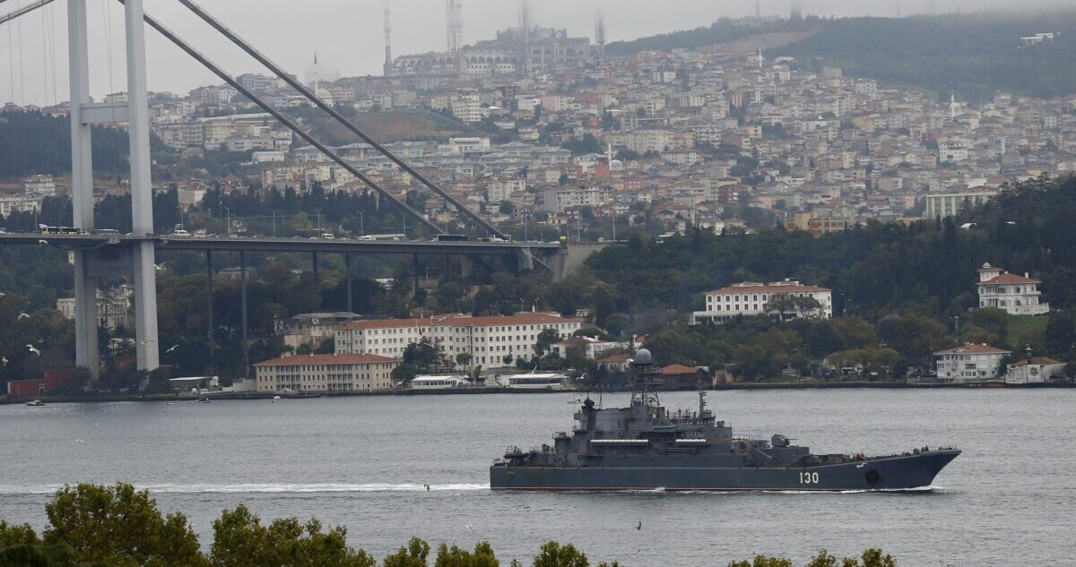 Türkiyə Rusiya döyüş gəmiləri üçün Bosfor boğazını bağlamaqdan imtina etdi