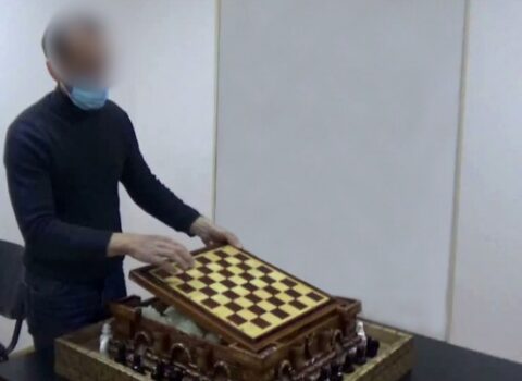 Ölkəyə şahmat lövhəsinin içində külli miqdarda narkotik keçirmək istədi – FOTOLAR